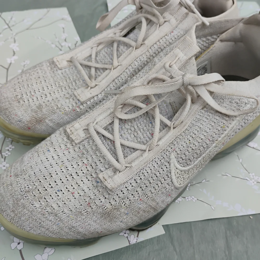Nike Womens Flyknit Sneakers in Light Beige with Multicolor Speckle